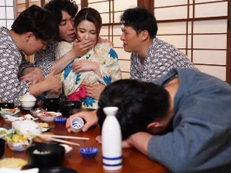 đưa người vợ đi suối nước nóng, chồng không biết cô vợ bị người khác địt sấp mặt