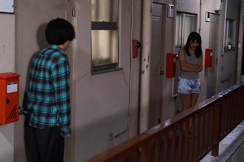 Bí mật "đi ngoài" với em gái hàng xóm cãi nhau bị gã chồng đuổi ra cửa