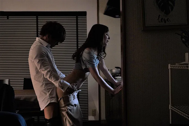 Quản lý đi làm ăn, cậu nhân viên đến nhà Trả bài bà xã ông ấy