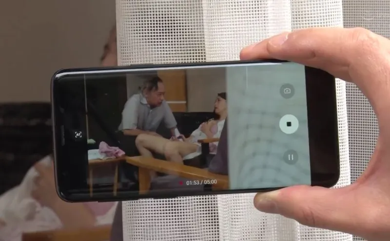 Người tình của con trai gian díu với bố Ông xã bị gã cấp trên khu phố phát hiện