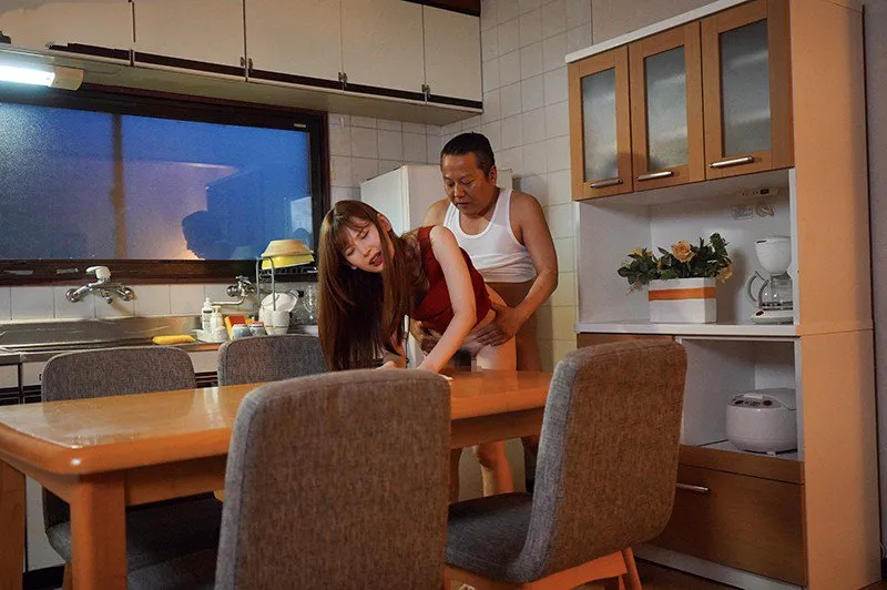 Con gái bị Gã chồng mới của má chịch mỗi ngày, cho dù đã có người yêu