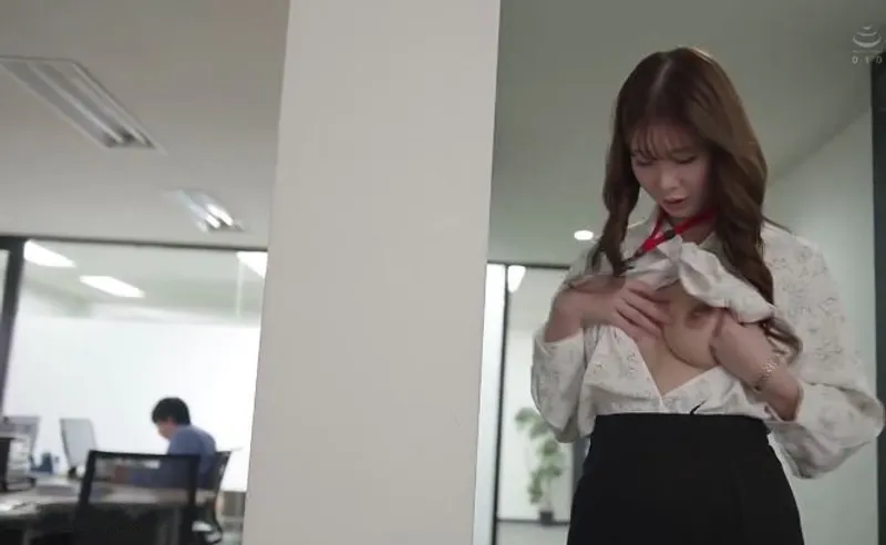 Bí ẩn đằng sau cô nhân viên ngoại hình nghiêm nghị hóa ra lại là "nữ thần dâm đãng" đích thực.